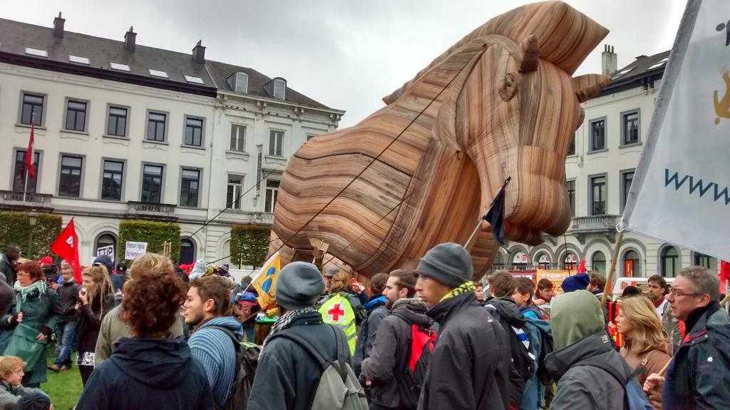 foeeurope's tweet image. Big #NoTTIP  rally outside EU Parliament today - hundreds calling to #ChangeEurope