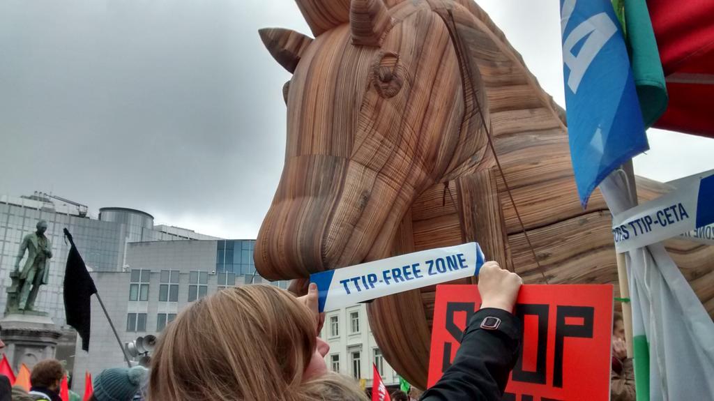 foeeurope's tweet image. Big #NoTTIP  rally outside EU Parliament today - hundreds calling to #ChangeEurope