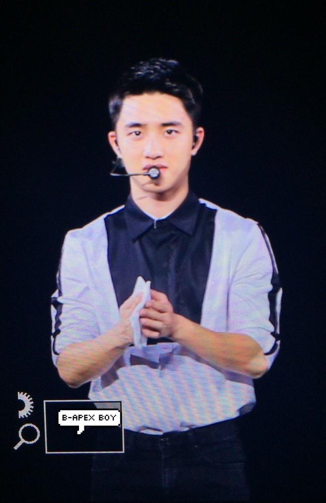 151017 광저우 콘서트 휴지 나눠서 땀따까쏘? | 인스티즈