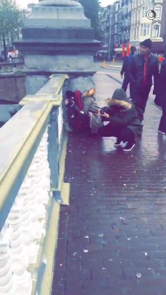 sophiersmn's tweet photo. Die hängen da mit ihren Kameras auf dem Boden 😂🎉 @MelinaSophie @JodieCalussi 
Du Arme @Zluschi 😛 http://t.co/JEXNF3OmQL