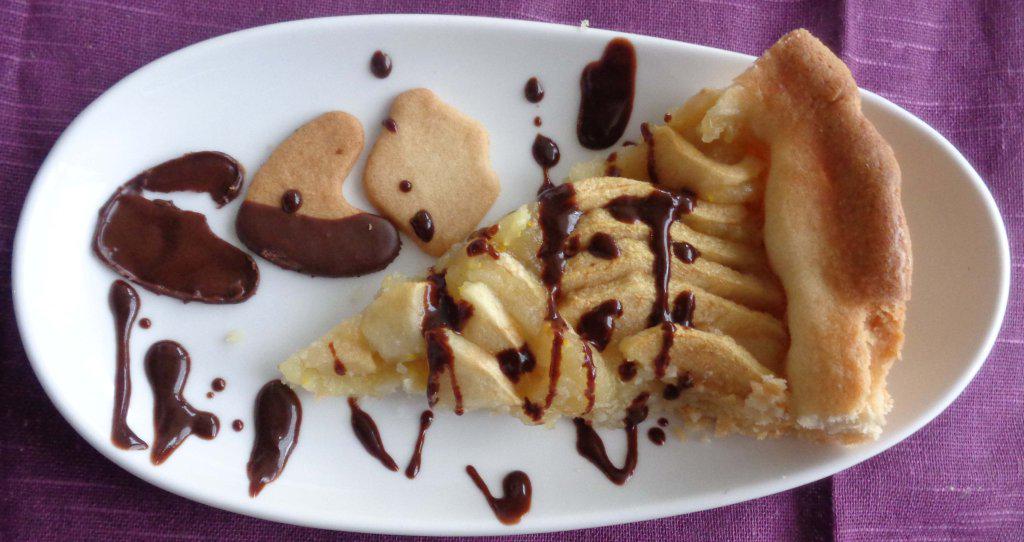 f00dNutter's tweet image. Apple Tart &amp;amp; Chocolate sauce. No fuss. Easy tart. thefoodnutter.com/2015/10/17/app…