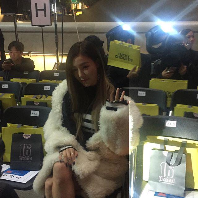 [PIC][17-10-2015]Tiffany tham dự "Hera Seoul Fashion Week 2016SS 'Lucky Chouette'" vào tối nay - Page 2 CRhUe88UsAAj-q_