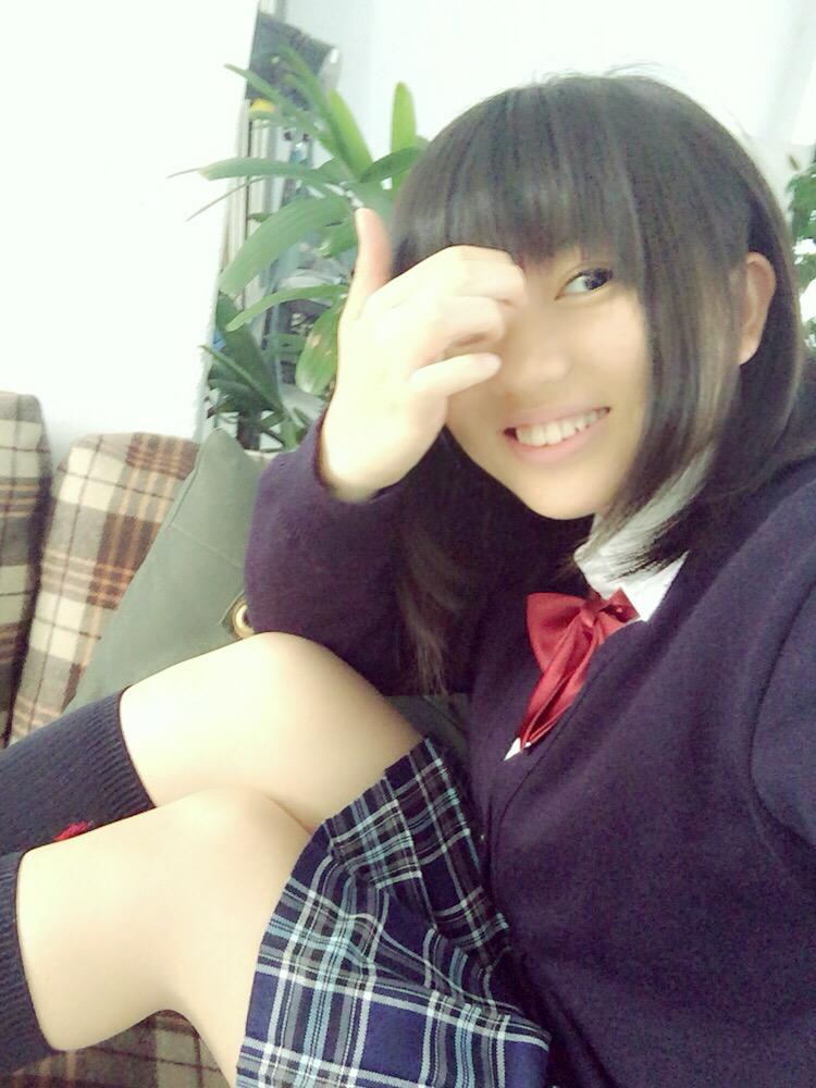 顔を半分隠している姿が可愛い春日彩香の画像♪