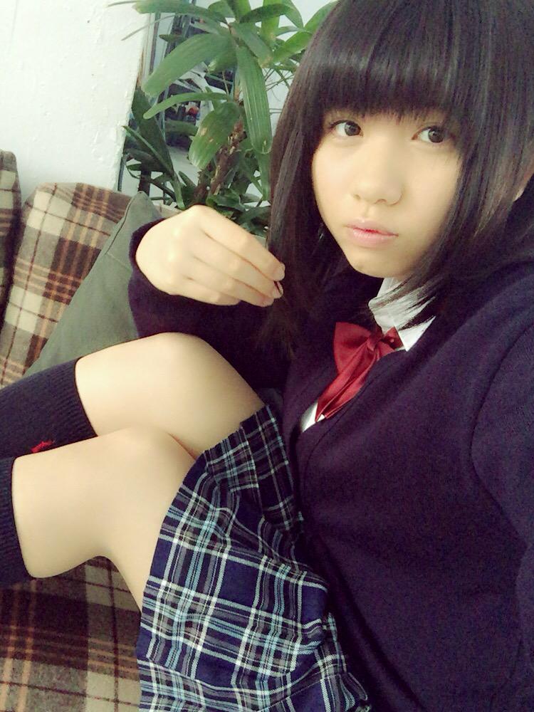 可愛い制服を着て自撮りする春日彩香の画像♪