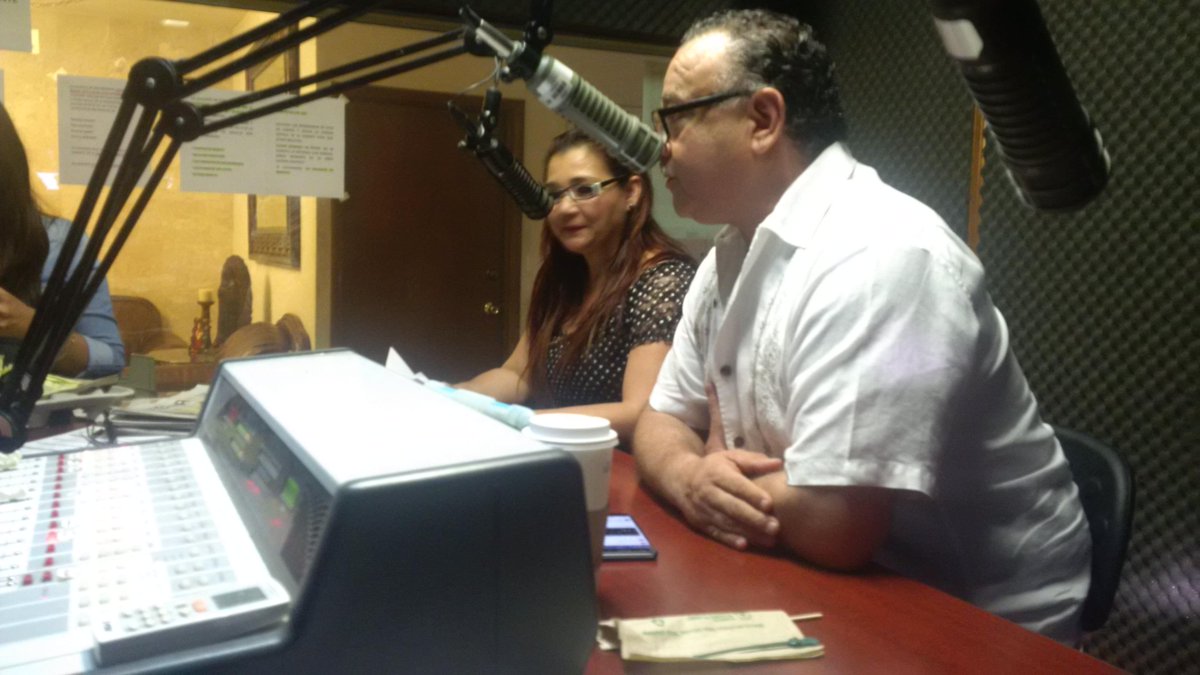 ZulmaGal's tweet photo. En @NoticiasenKS con @COLUMNAVIVEROS con el espacio #VamosRespetando @netomunro @GildardoReal @GalvanSecun http://t.co/7iD3YC2ZeL