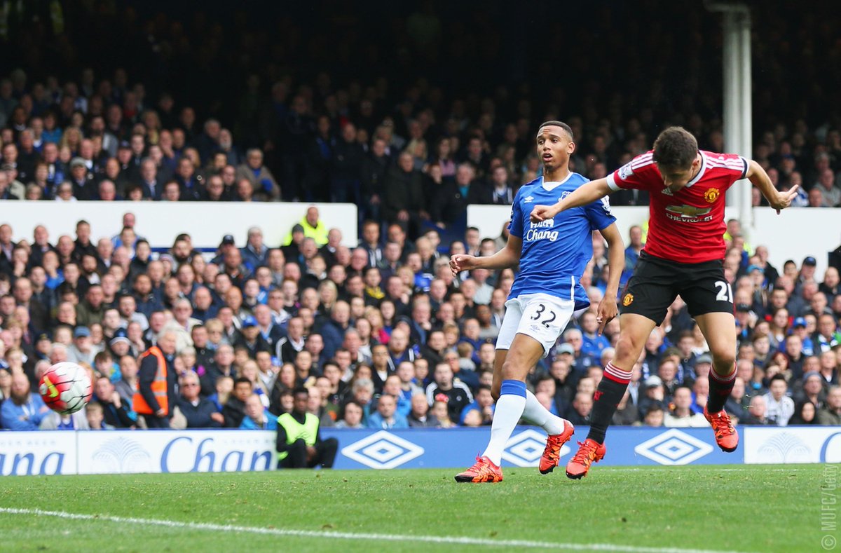 ManUtd's tweet photo. HT: Everton 0 #mufc 2. The Reds lead at the break thanks to goals from @SchneiderlinMo4 and @AnderHerrera. http://t.co/qLiMVCPtj6