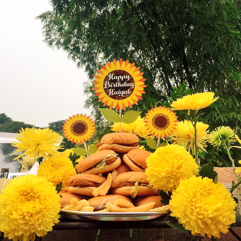 aimanariffAAK's tweet photo. Personalised cake toppers and fresh flowers from #classixco . Follow us on instagram @classix.co ! http://t.co/ut6Ibo3XuQ