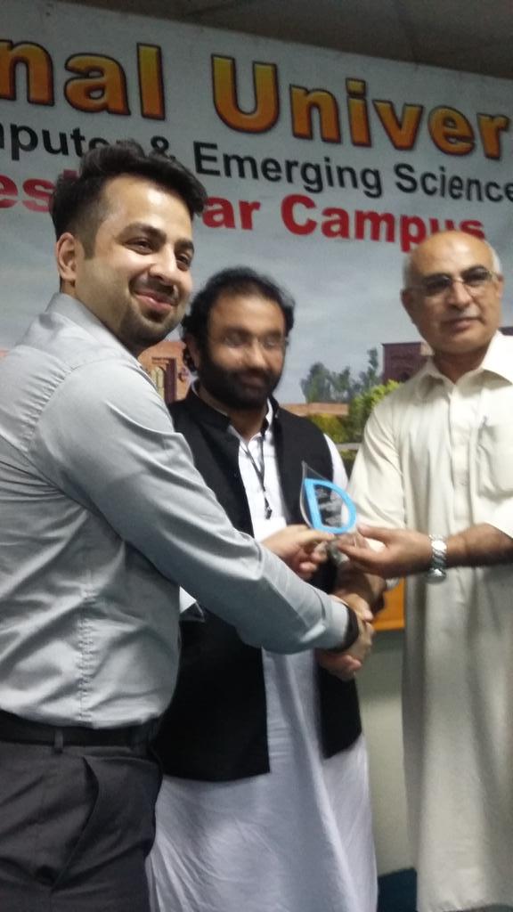 Taimor46's tweet image. #drupalcamppeshawar #drupal #Peshawar #Pakistan @JibranIjaz receiving his shield