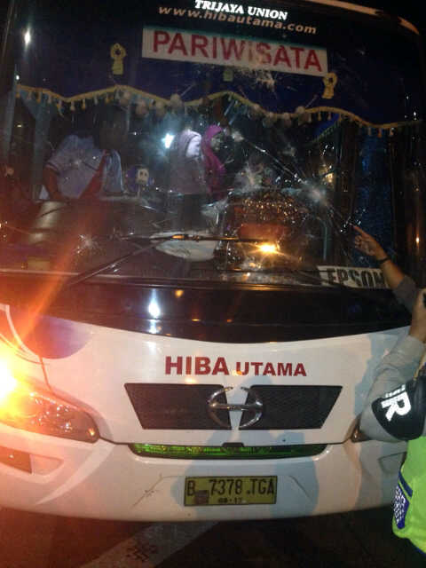 02:56 Bus alami kerusakan akibat aksi anarkis supporter bola di Tol Lingkar Luar Setu &amp; msh penanganan Polri.