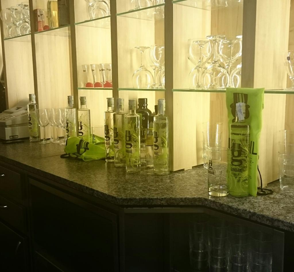 Fiesta <a href="/Ginbail/">Ginbail Gin</a> hoy en #BarCaraB mientras bailamos lindy hop con #DameSwing. #gintonics #MadeinÁlava #yoconsumolocal