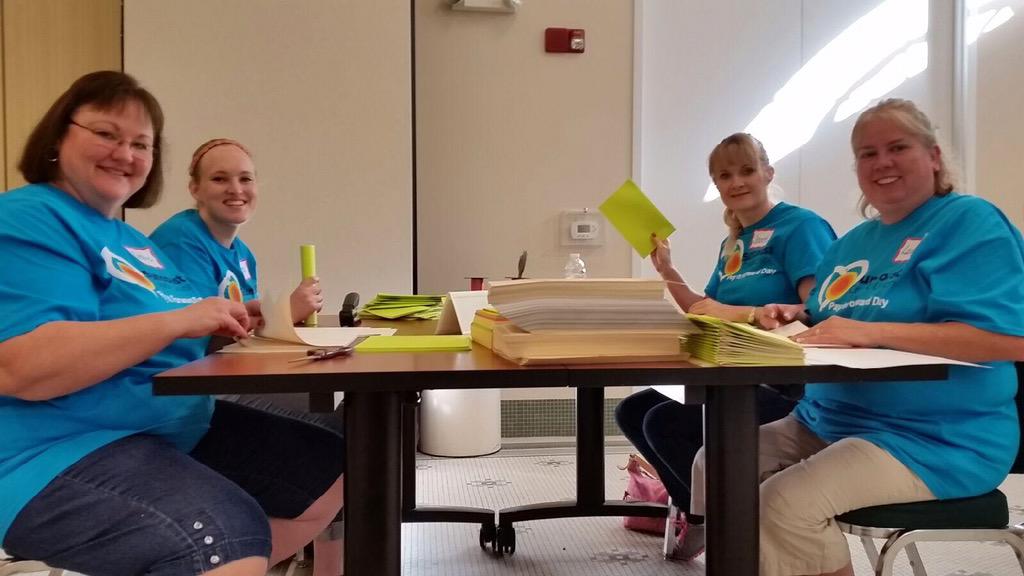Hillsedufnd's tweet photo. Thanks to @SuncoastCU for volunteering with us today! #SuncoastGivesBack http://t.co/ldBg4x1KPt