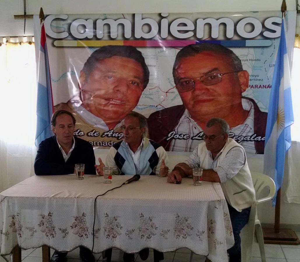 marcosdig's tweet photo. @LucioGodoy2015 junto a militantes y candidatos de #Cambiemos en #VillaParanacito #LoImportanteesloqueNosUne http://t.co/HrQsEy03Is