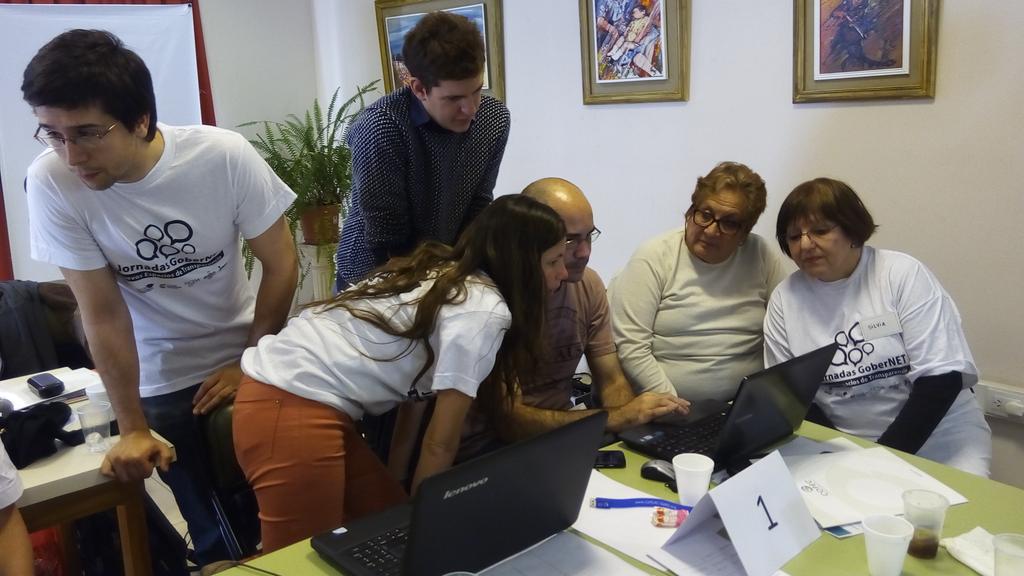MSBRUSSINO's tweet photo. Ing. sistemas, estudiantes, diseñadores, programadores desarrollan plataformas de datos en #hackathon de #GoberNET http://t.co/T8RBav34vJ