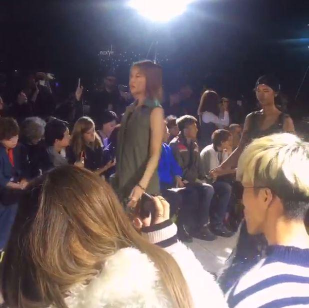 [PIC][17-10-2015]Tiffany tham dự "Hera Seoul Fashion Week 2016SS 'Lucky Chouette'" vào tối nay CRiPu77UEAAxXuX