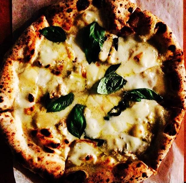 lovenpresents's tweet image. This weekend's obsession.. SIX CHEESES! #pizza #foodporn #cheeseobsession #tottenham #harringey