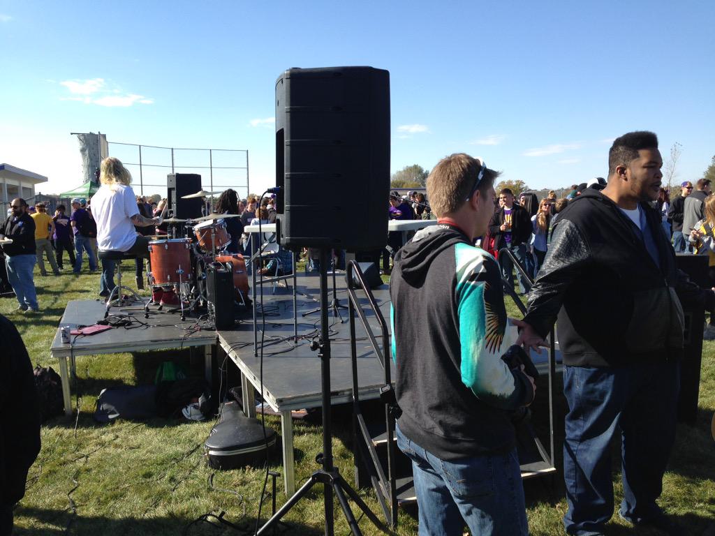 ThoseIowaBoys's tweet photo. A little behind the scenes action at @heat_uni. New live set about to start. Get to the softball field! #HEATfest http://t.co/yfxRTYneD8