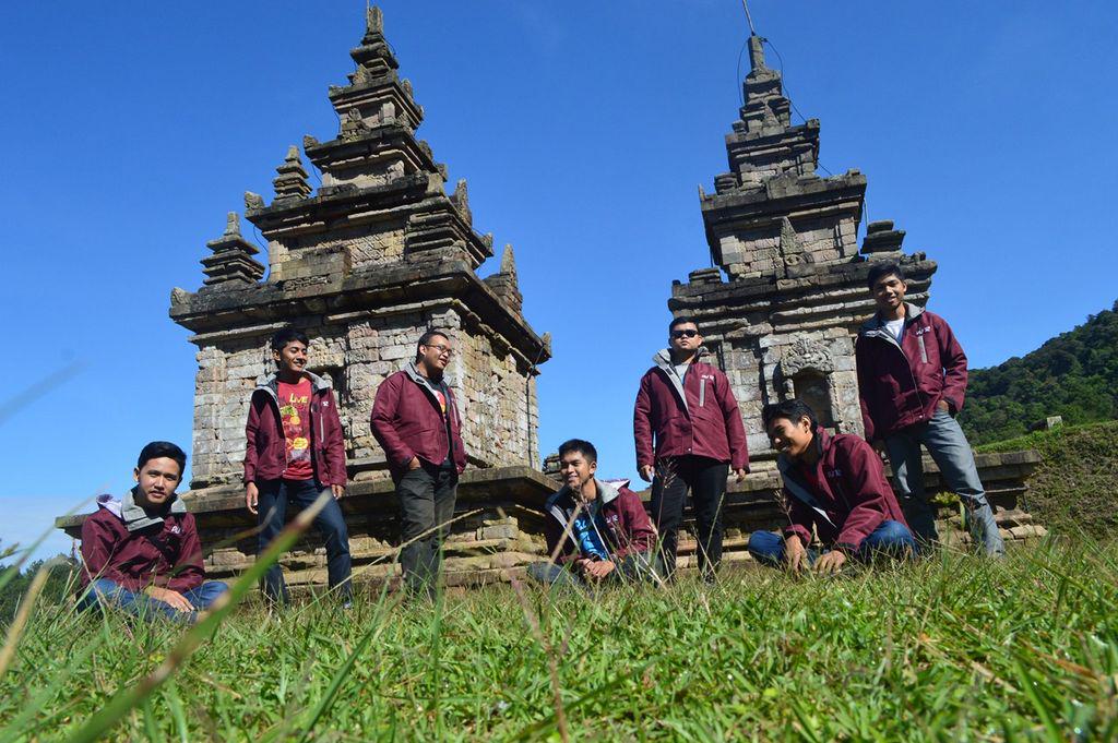 Luangkan waktumu jalan2 bareng sahabat. At Candi Gedong Songo.
<a href="/agussetwn/">Agus</a> <a href="/sajofendi/">fendi</a> <a href="/misteraladinID/">Mister Aladin</a> #misterFOTO