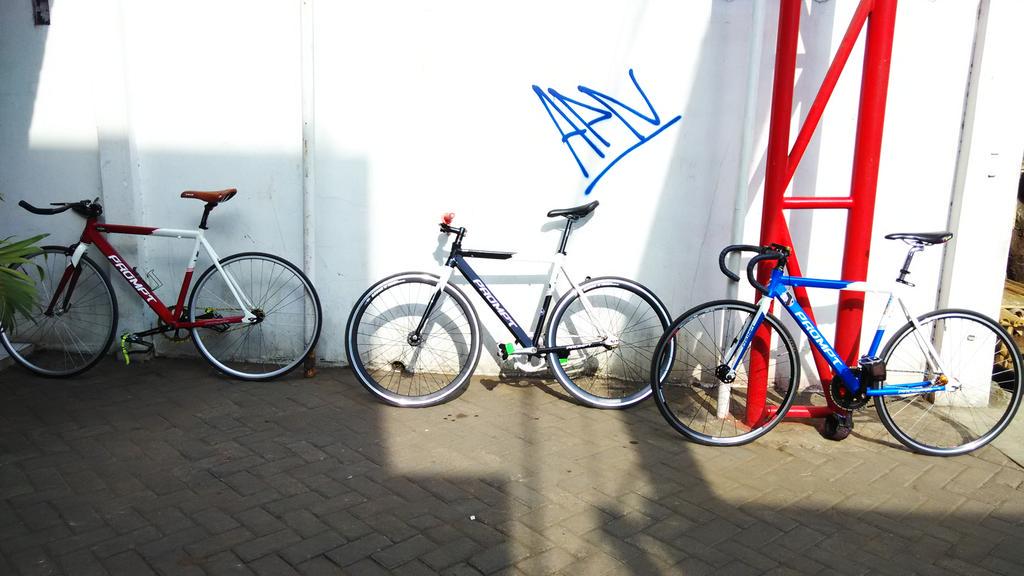 We still ride vrohh... #fgss #singlespeed #roadhunter #prompt #vivabike