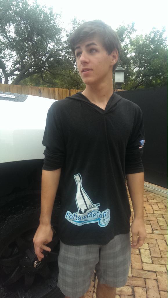 It's getting cold so it's time to give away 1of our team sweatshirts.  Retweet now to enter. #giveaway #free #rt