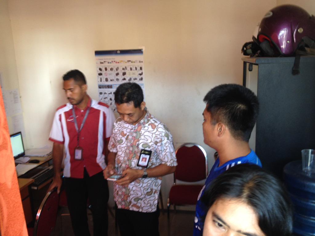 pnumpang di Ende tlantar krn pmbatalan pswt scr spihak dri <a href="/IndonesiaGaruda/">Garuda Indonesia</a> tumben GA bgini <a href="/tempodotco/">tempo.co</a> <a href="/detikcom/">detikcom</a>