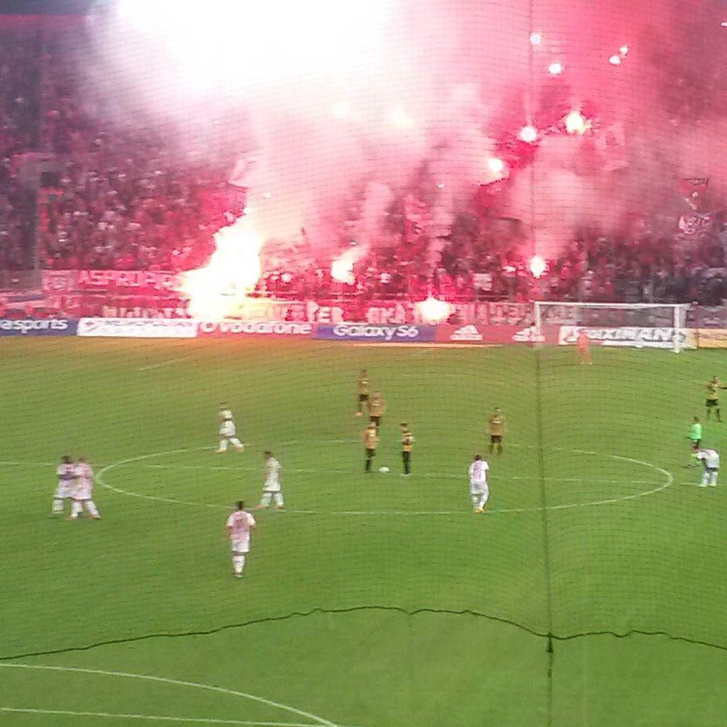 AthensInsta's tweet photo. Olympiacos 1-0. ✌⚽💪#olyaek #gate_7 #Olympiacos #Karaiskakis by manolis_nihilist http://t.co/Yrn2B7ijNp http://t.co/fJz6vEmSXo