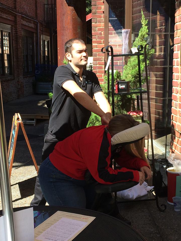 GraduateAthens's tweet image. Not too late for a FREE chair Massage!!! #GraduateTailgate #Foundry