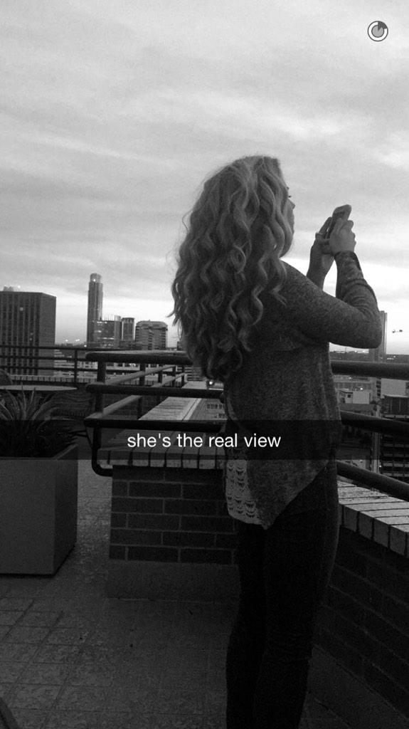 FanGirlBasic's tweet image. Taylor is such a sweetheart 💖💗💕 goals assf