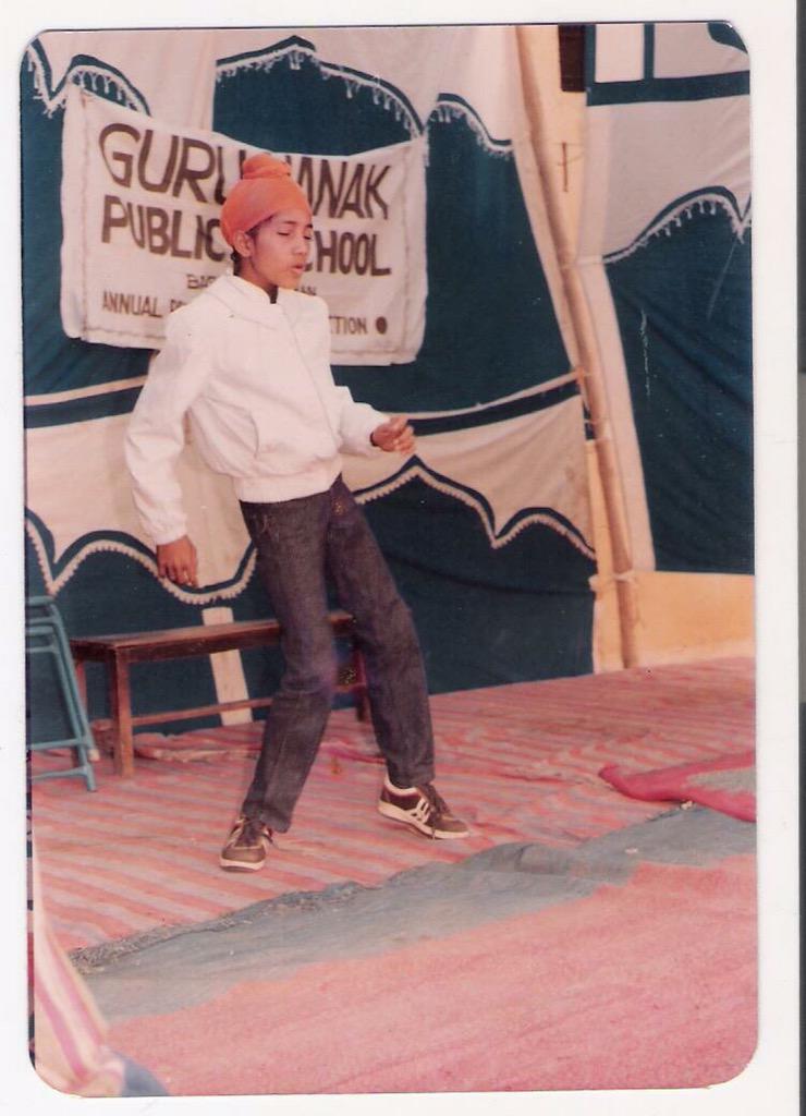 MikaSingh's tweet image. Hey bro @iamsrk this is your most popular pose which I did in 1988 when I was 10 years old 😍😍😍...