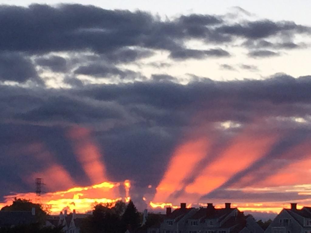 MeteoroloJess's tweet photo. My mom sent me this sunset from Maine! ❤️ http://t.co/OrplRCvXvZ