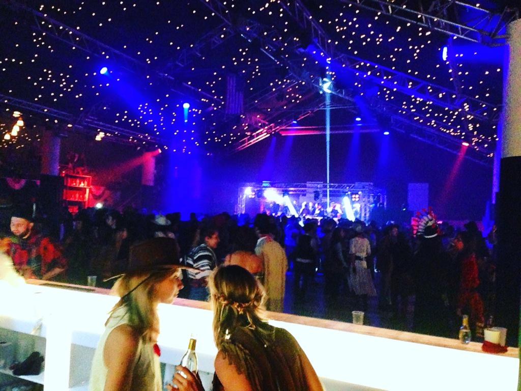 DettacheePresse's tweet photo. Ce soir, c'est dodo ! Des souvenirs plein la tête de la soirée @LesAmbassadeur2 d'hier ! #VillaSchweppes #NightLife http://t.co/LHrlnyGV5A