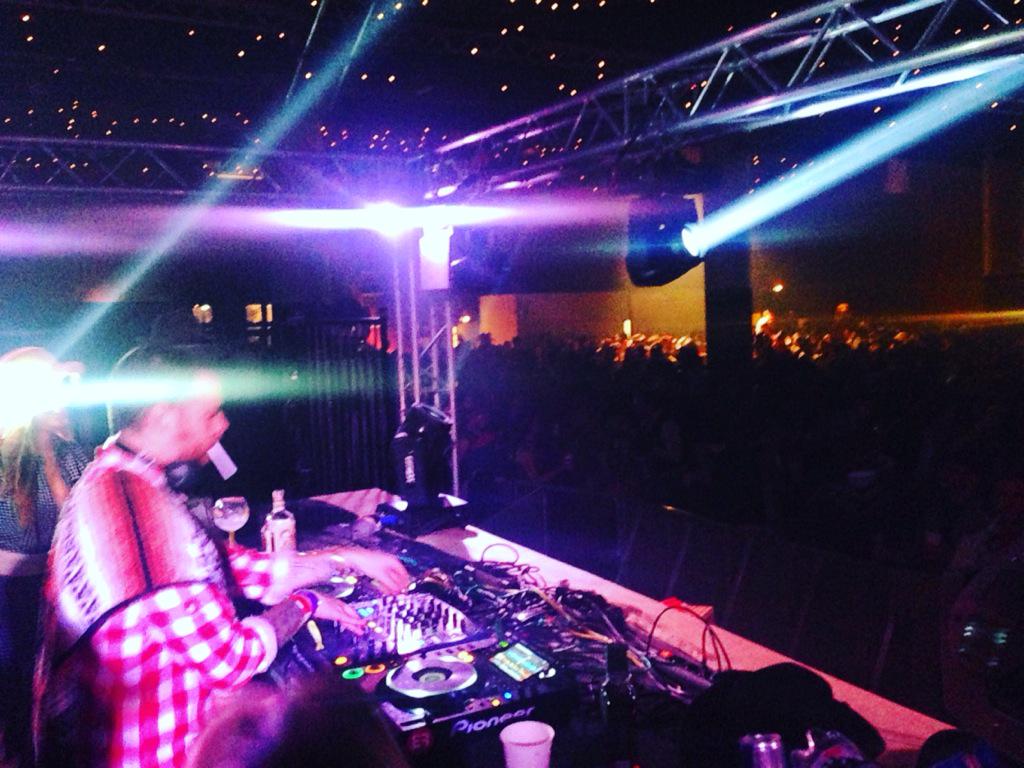 DettacheePresse's tweet photo. Ce soir, c'est dodo ! Des souvenirs plein la tête de la soirée @LesAmbassadeur2 d'hier ! #VillaSchweppes #NightLife http://t.co/LHrlnyGV5A