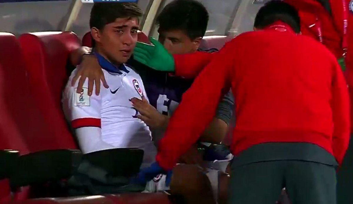 24HorasTVN's tweet photo. El momento más triste del debut: El llanto de Monilla tras lesionarse → http://t.co/wP3CC6y2qL http://t.co/MtGpgBxnEa