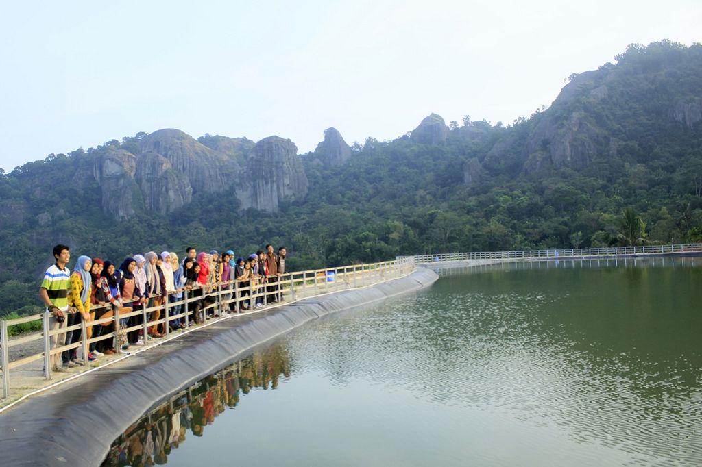 Mengejar sunrise bareng sahabat. At Embung Nglanggeran, Jogja. <a href="/misteraladinID/">Mister Aladin</a> <a href="/sajofendi/">fendi</a> <a href="/osasya/">Aisyah K Rachmadani</a> #misterFOTO