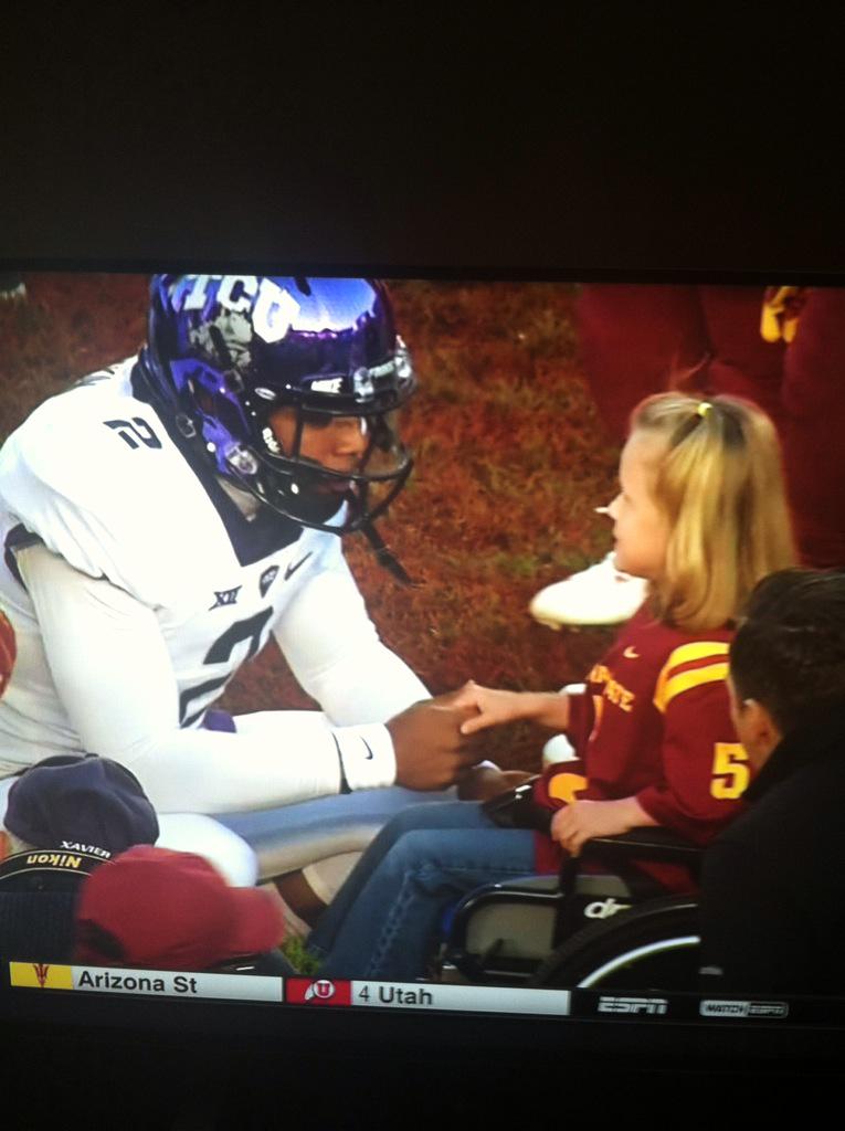 shanrus's tweet image. @kels_patterson pictures from TV 💜💜🏈🏈 . Yell loud for us!