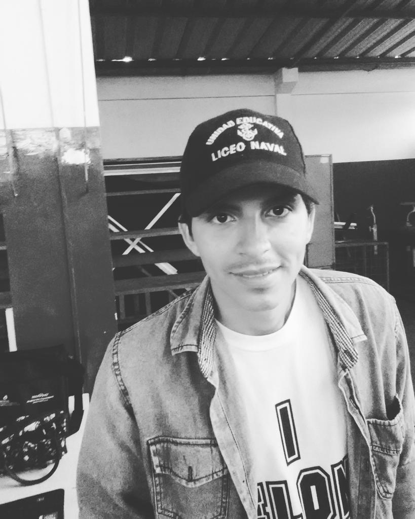 RaulUgaldeVT's tweet image. Con la gorra del #LiceoNaval muchas gracias a todos por el apoyo #VerticalColorNight #highschool