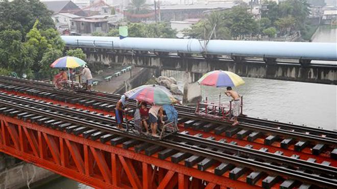 FoxNews's tweet photo. Slow-moving Typhoon Koppu slams into northern Philippines  http://t.co/0tTVtzlwzu http://t.co/6yhCGTnTw5