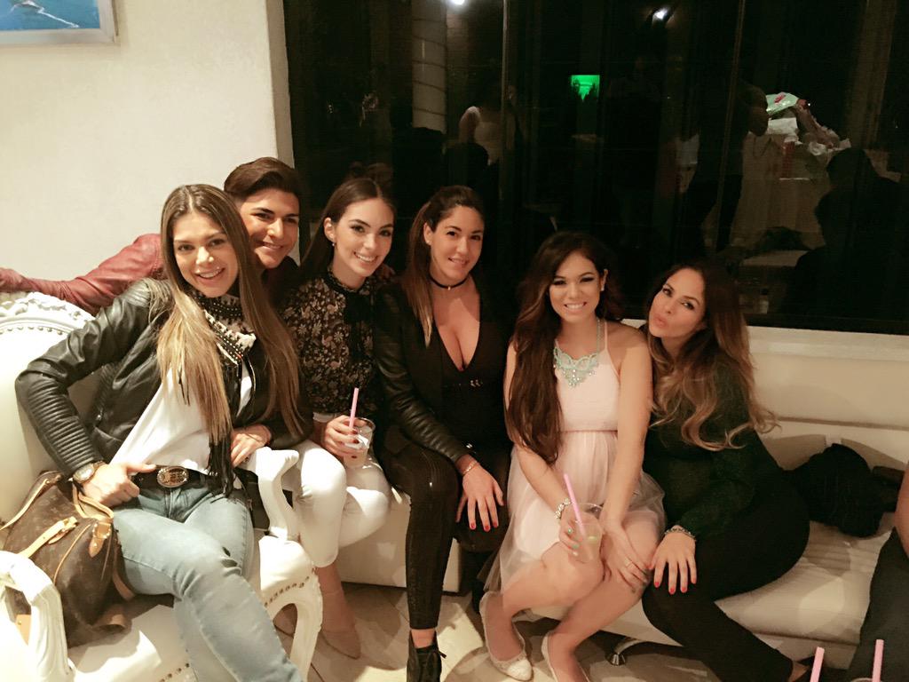 tililozano's tweet photo. Baby shower de @jazminpinedo @RubioMaricris @zorroozupee  👼🏼💜 http://t.co/oZWuWBhXcm