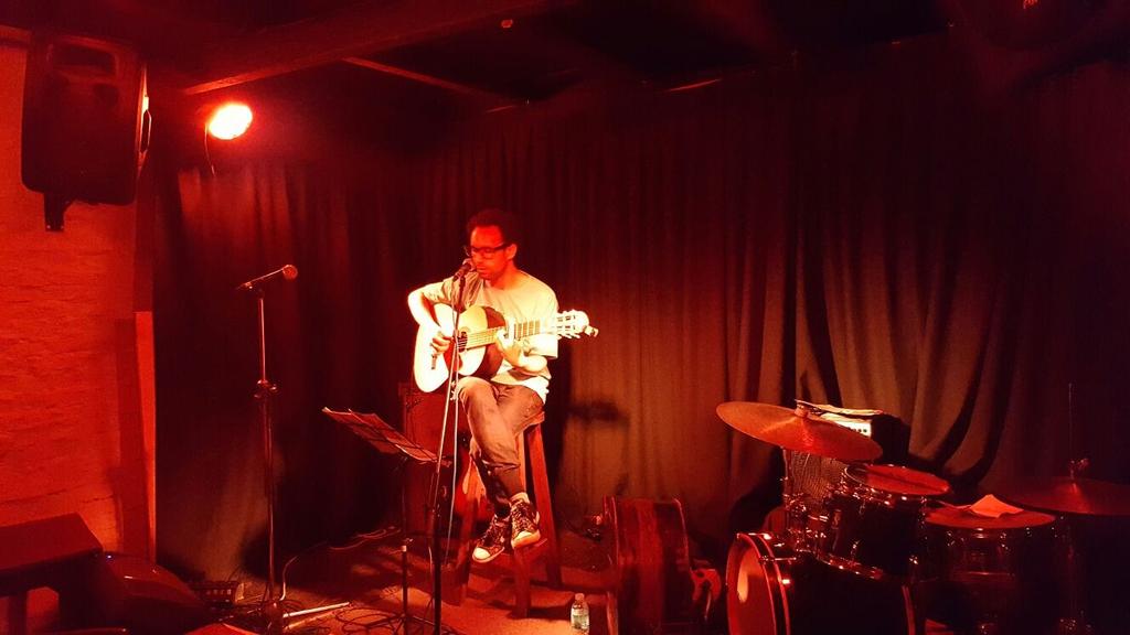 clappsrevista's tweet photo. #Roffler ya está amenizando nuestra noche con sus nuevas músicas #ClubdeFunBAR 🎶 http://t.co/oFeFHMTUFL