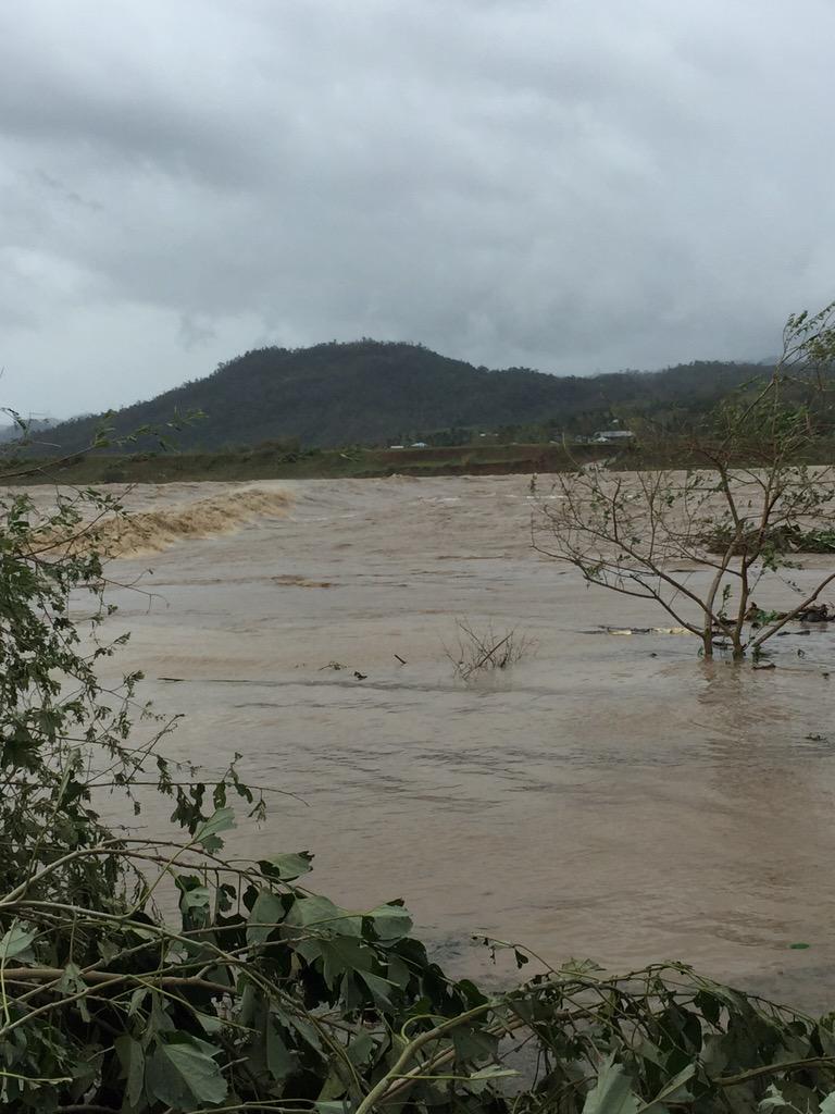 EarthUncutTV's tweet photo. San Pedro bridge in Maddela yesterday vs today #typhoon Koppu #LandoPH http://t.co/Da55oo8G7m