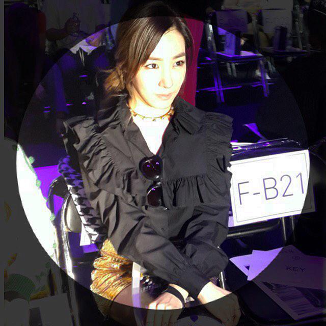 [PIC][18-10-2015]Tiffany tham dự "HERA SEOUL FASHION WEEK S/S 2016 'PUSH BUTTON'" vào trưa nay - Page 2 CRkn7D3UsAAlmCq