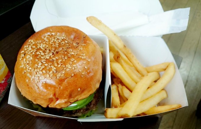 昨日撮影会でのお昼ご飯٩(๑❛.̮❛๑)۶ テレビでもたびたび紹介されてるハンバーガー屋みたい。アボカドバーガーは肉汁が凄くボリュームも凄い。けど脂ぽくなくて食べやすかった(♡˙︶˙♡) http://t