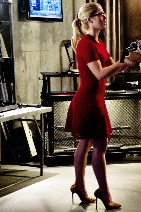 SA: "Felicity Smoak looks sexy as hell firing a gun" #Arrow.