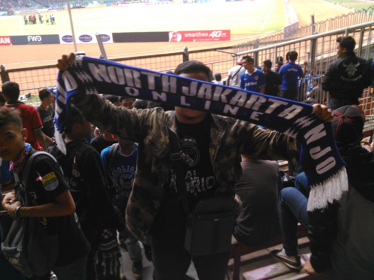 NJmaniaOnline's tweet photo. Suasana dalam tribun GBK :) #JakartaBiru http://t.co/eYK6fPuxBf