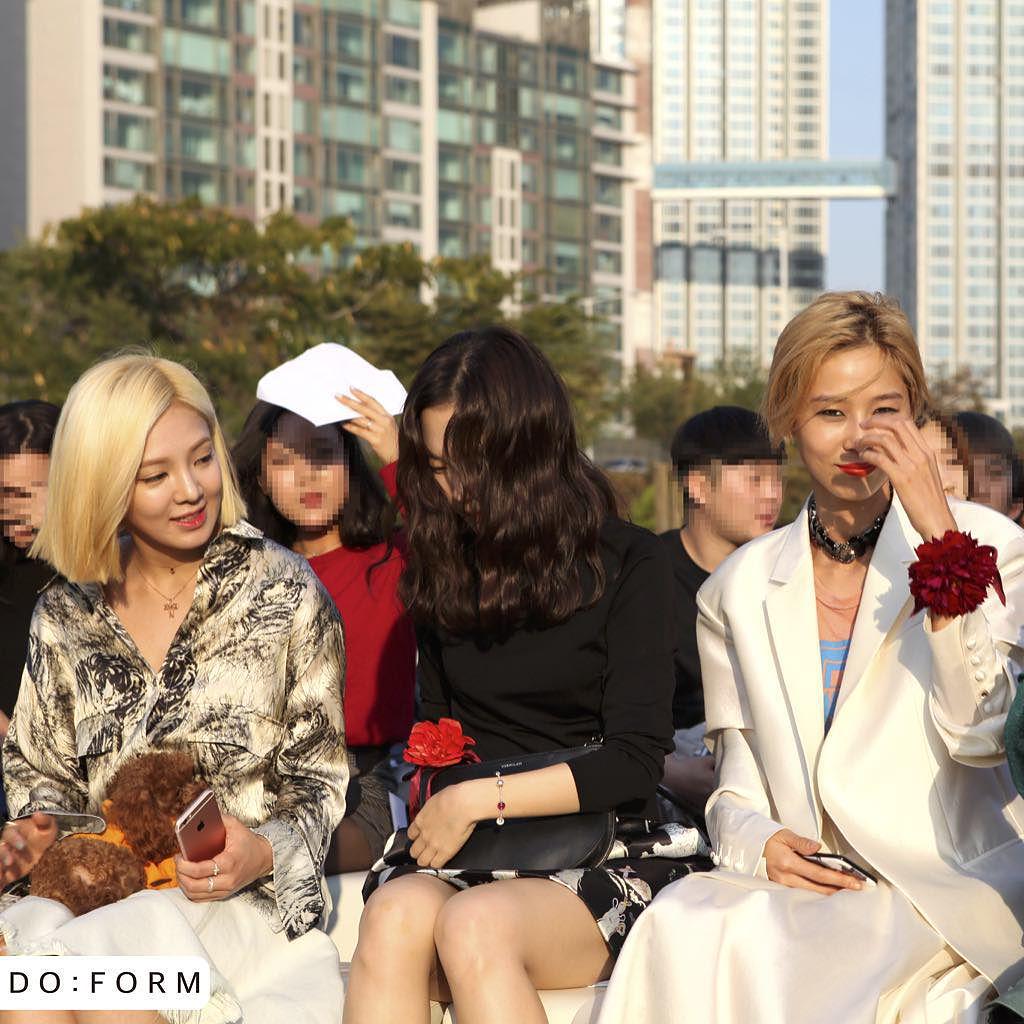  [PIC][17-10-2015]HyoYeon tham dự "HERA SEOUL FASHION WEEK S/S 2016 'THE CENTAUR'" vào chiều nay CRl36BlUAAA6bDY