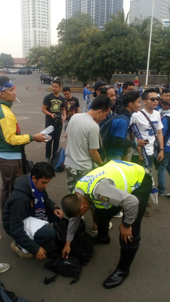 17:09 Petugas Polri lakukn pemeriksaan trhadap suporter yg akn mnyaksikan lgsg Final #PialaPresiden di SUGBK Senayan