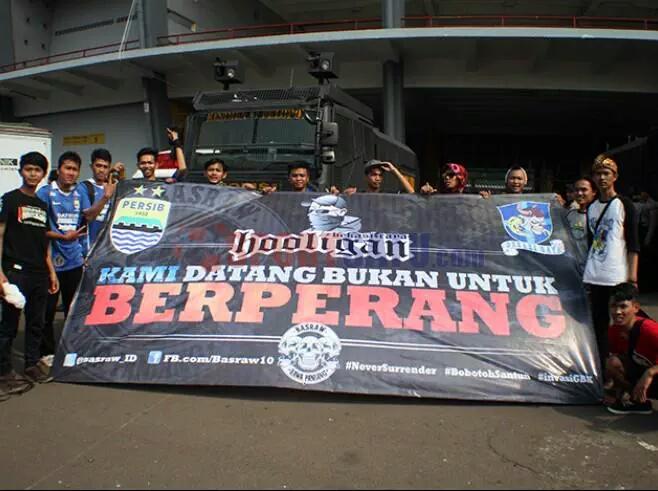 OrenBarat's tweet image. ya gitu deh.. RT @nabhan_noval spanduknya, ada kata &quot;berperang&quot; , dateng ke jakarta aj msh mnta kawalan cc @OrenBarat