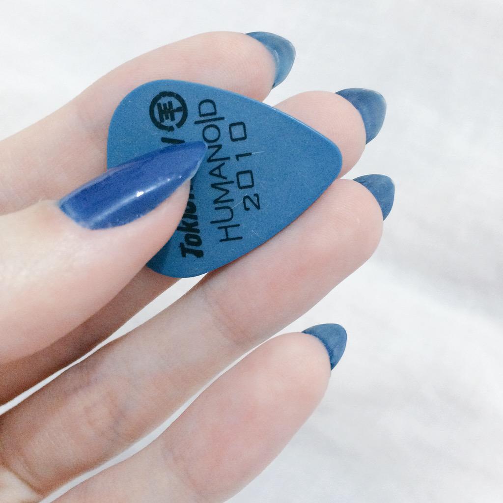 estreludah's tweet image. Me disseram que tenho unhas de palheta. Lembrei disso e achei phoda essa foto tive que postar. #tokiohotel #alien 👽👽