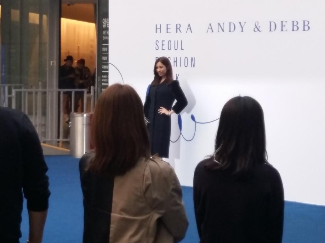 [PIC][18-10-2015]SeoHyun tham dự "HERA SEOUL FASHION WEEK S/S 2016 'ANDY&DEBB'" vào chiều nay CRlZcGvUYAAhMvX