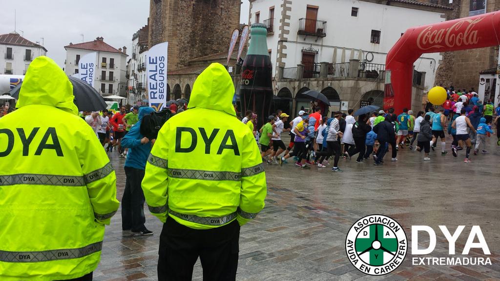 Estamos en la #PlazaMayor de #Cáceres cubriendo la carrera popular <a href="/Reale_Seguros/">Reale Seguros</a> a favor de <a href="/DownCaceres/">@DownCaceres</a> #DYA
