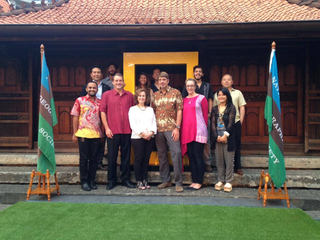 NGIndonesia's tweet photo. Tim Laman, Peraih #NGYoungExplorers Grants, @NGIndonesia dan NatGeo Society foto bersama di @BentaraBudaya http://t.co/BlmMOM8bQB